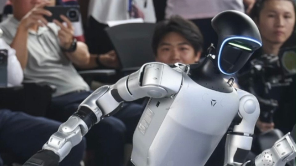 World's first robot 6S store opens in Shenzhen, China